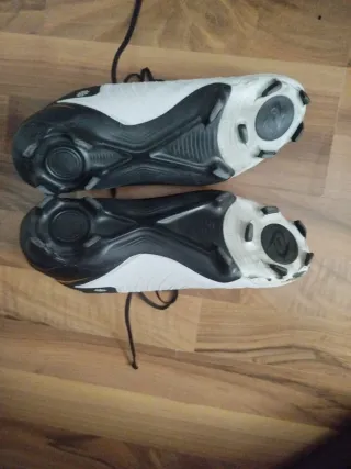 Botas de fútbol blancas y negras