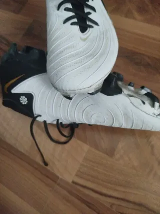 Botas de fútbol blancas y negras