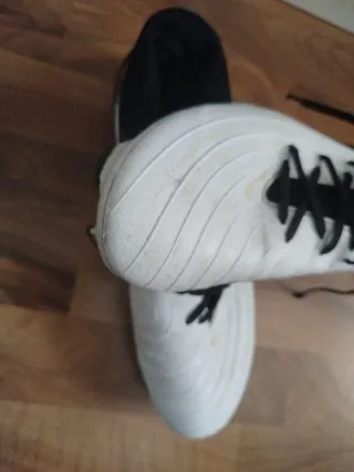 Botas de fútbol blancas y negras