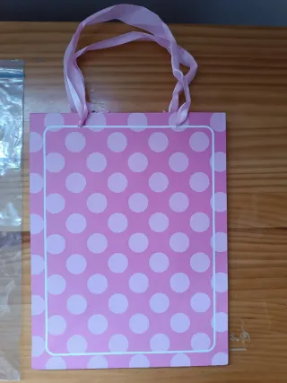 Babero bordado a mano punto de cruz, color rosa.