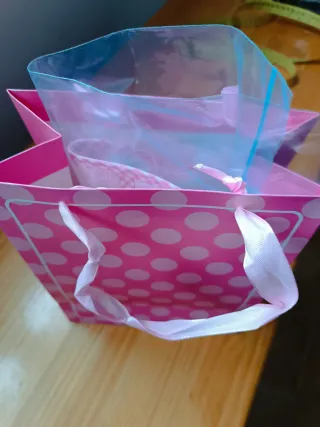 Babero bordado a mano punto de cruz, color rosa.