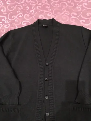 Cardigan nero con bottoni e tasche