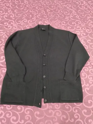 Cardigan nero con bottoni e tasche