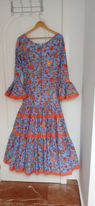 Traje de flamenca estampado floral celeste y coral