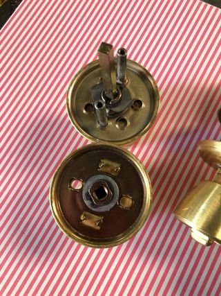 5 Pomos Puerta Metal Dorados Dos meses de uso.