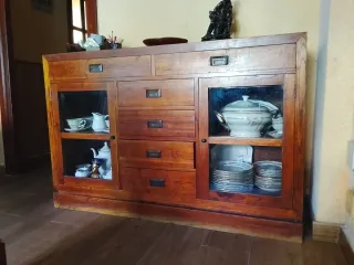 Mueble de madera con vitrina y cajones