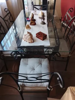 Mueble de madera con vitrina y cajones