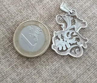 Colgante de plata con diseño floral