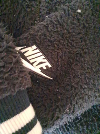 Sudadera polar Nike negra y blanca