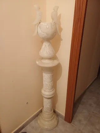 Lámpara de alabastro con figuras de pájaros