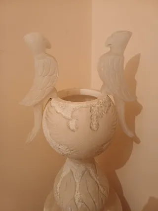 Lámpara de alabastro con figuras de pájaros