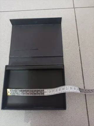 Caja Balenciaga Negra de una cartera