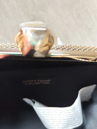 Bolso de mano dorado y morado