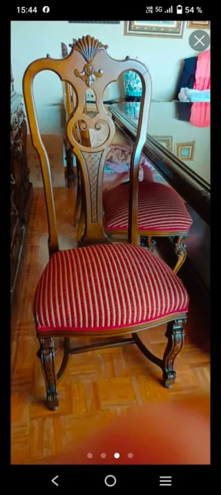 Silla de comedor de madera y tela.