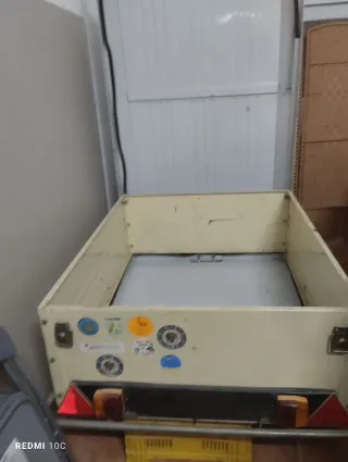 Remolque cerrado con rueda de repuesto