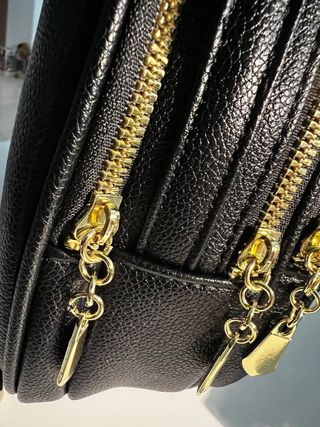 Mochila pequeña imitación piel. Cremallera dorada.