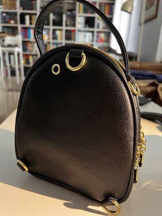 Mochila pequeña imitación piel. Cremallera dorada.