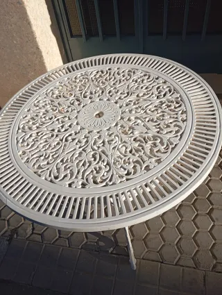 Mesa redonda de aluminio fundido blanca