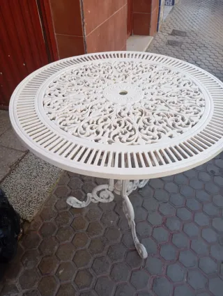 Mesa redonda de aluminio fundido blanca