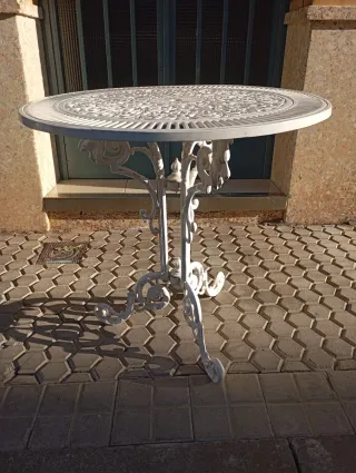 Mesa redonda de aluminio fundido blanca