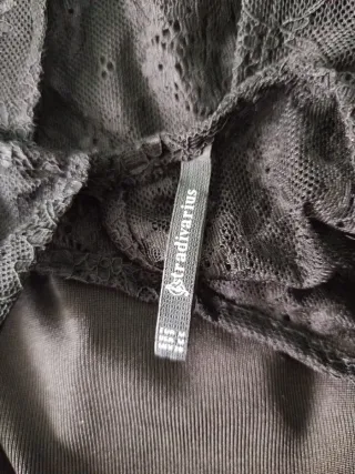 Mono negro con encaje