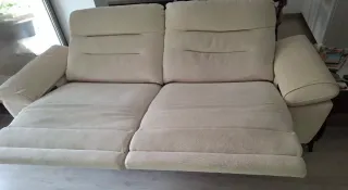 Sofá de tela beige reclinable