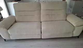 Sofá de tela beige reclinable