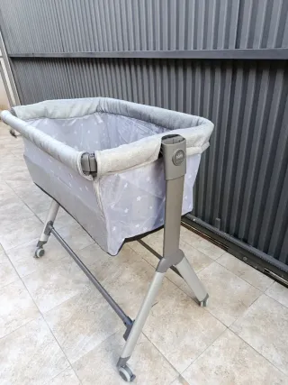 Minicuna gris con estrellas