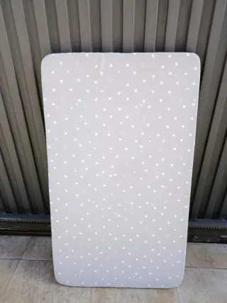 Minicuna gris con estrellas