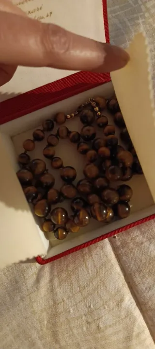 Collana perle occhio di tigre marrone e oro