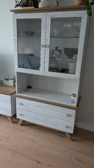 Vitrina blanca y madera