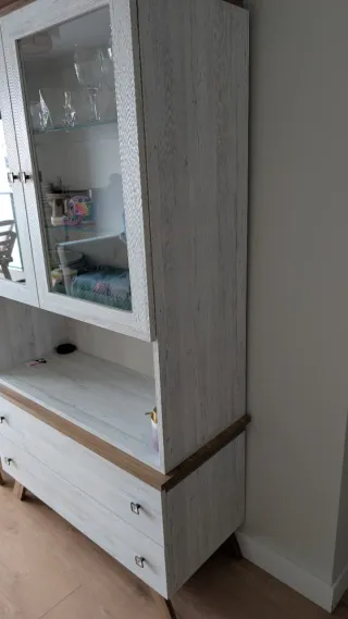 Vitrina blanca y madera