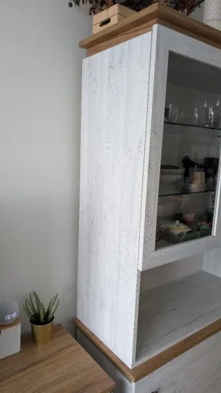 Vitrina blanca y madera