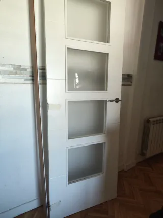 Puerta blanca lacada con 3 cristales