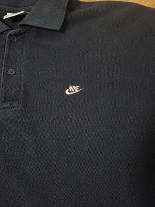 Polo Nike Azul marino con el bordado rosa