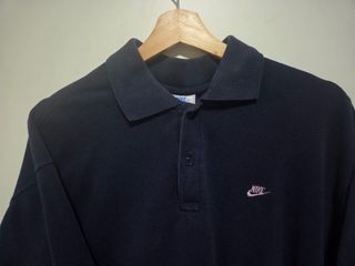 Polo Nike Azul marino con el bordado rosa