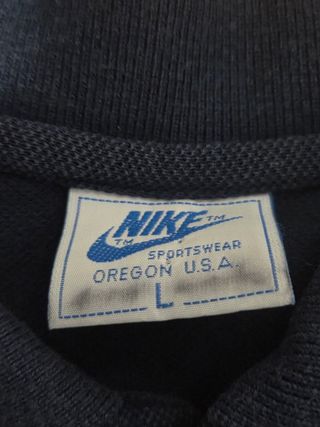 Polo Nike Azul marino con el bordado rosa