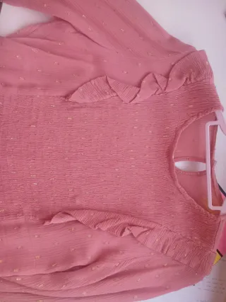 Blusa rosa con detalles dorados