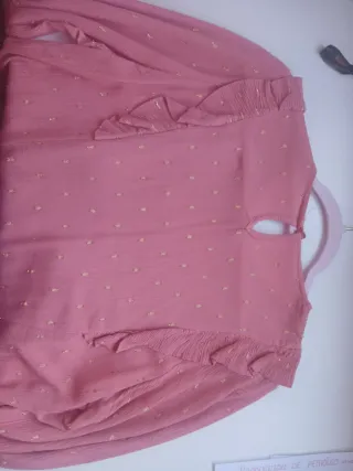 Blusa rosa con detalles dorados
