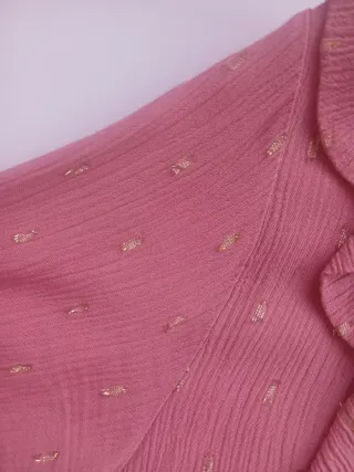 Blusa rosa con detalles dorados