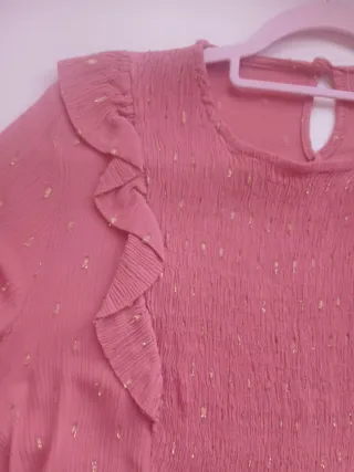 Blusa rosa con detalles dorados