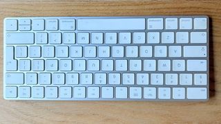 Teclado Apple Plata y Blanco