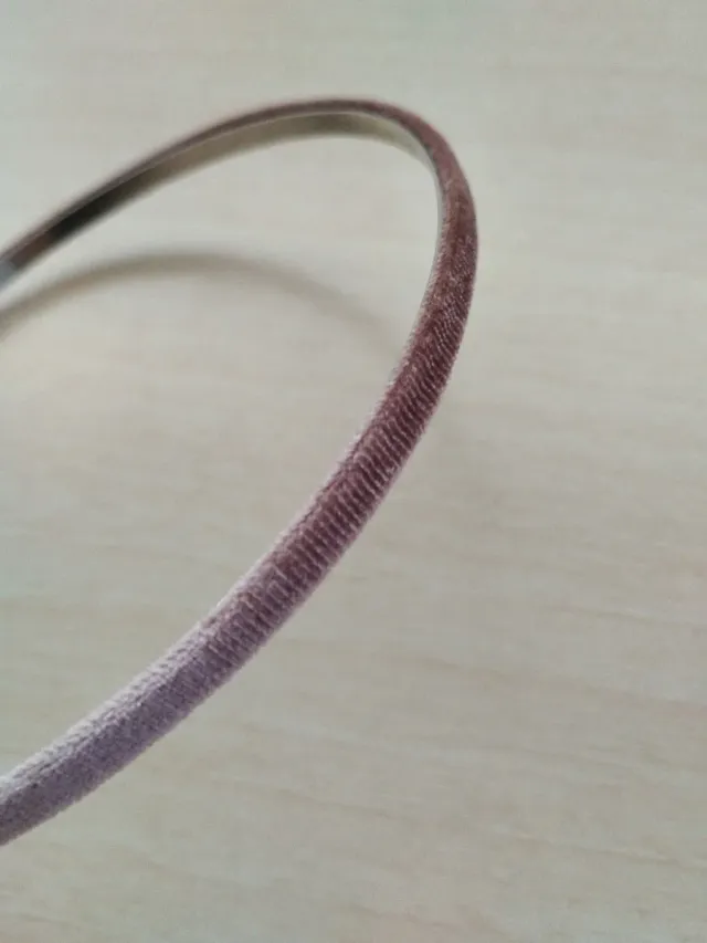 Diadema plateada y rosa