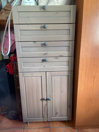 Mueble de madera con cajones y puertas