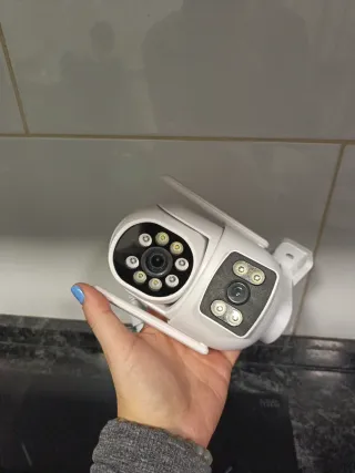 Cámara de vigilancia blanca