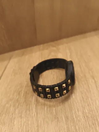 Orologio Hip Hop Nero e con borchiette Oro.