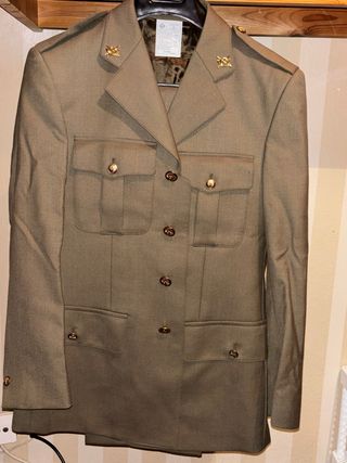 Traje militar ET verde y dorado