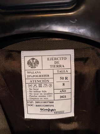 Traje militar ET verde y dorado