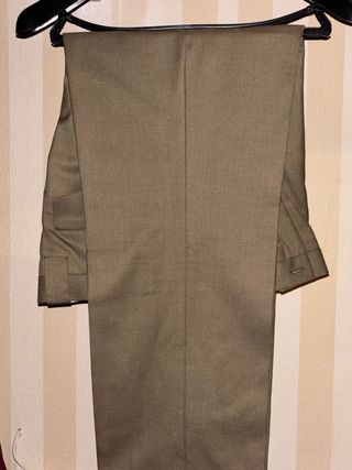 Traje militar ET verde y dorado