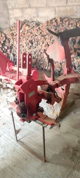 Arado de tractor de una vertedera